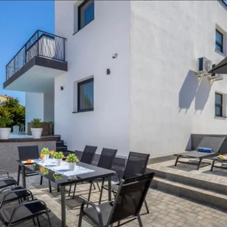 Villa Family House Sea Mare Ii Pula